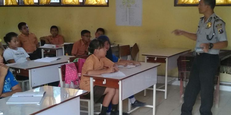 Polisi Mengajar di SMPN 3 Sidikalang Polisi Mengajar di SMPN 3 Sidikalang