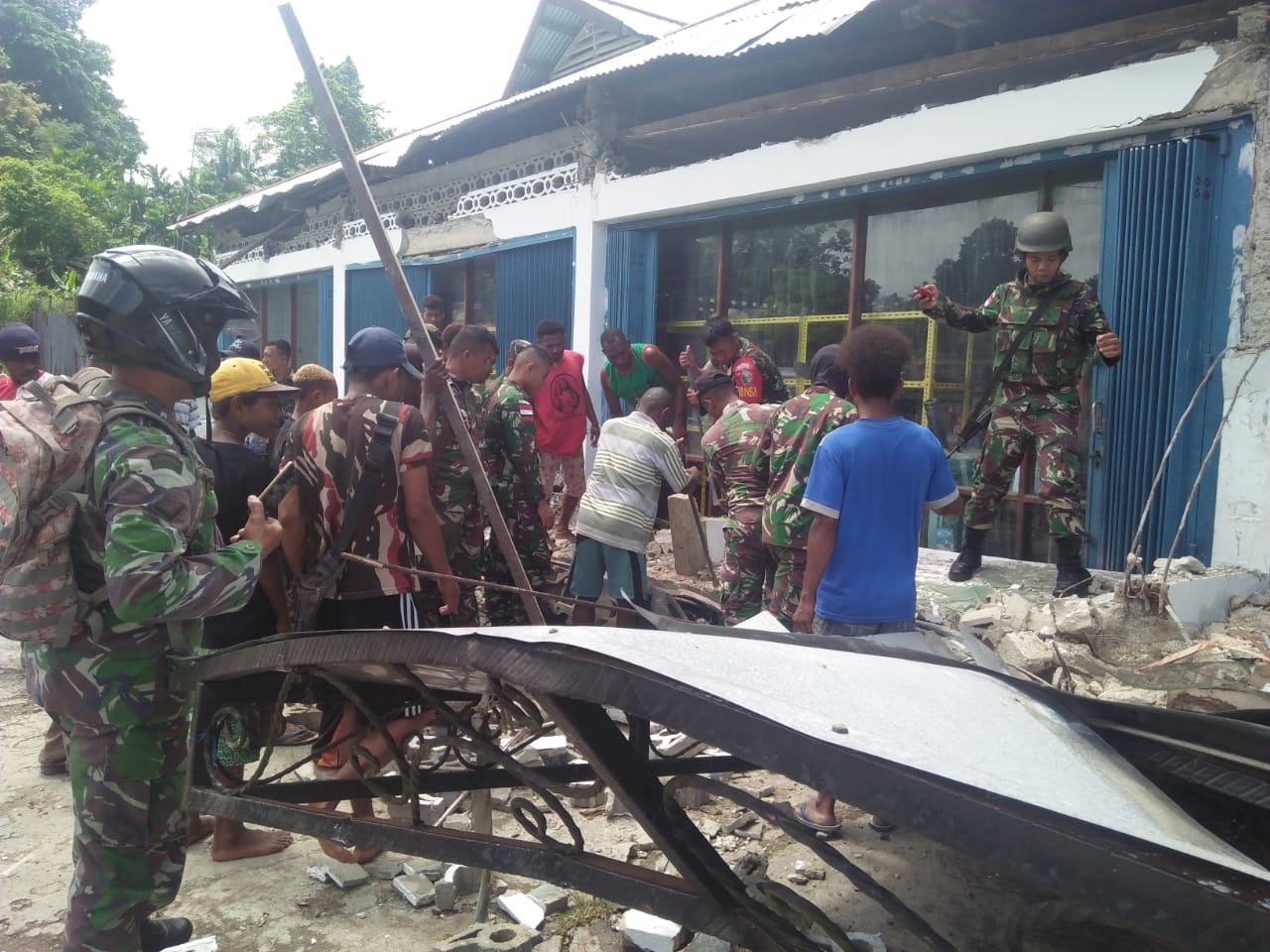 Grosir Runtuh Lukai 7 Orang, Anggota TNI Satgas Yonif 126/ KC Kisaran Bantu Warga