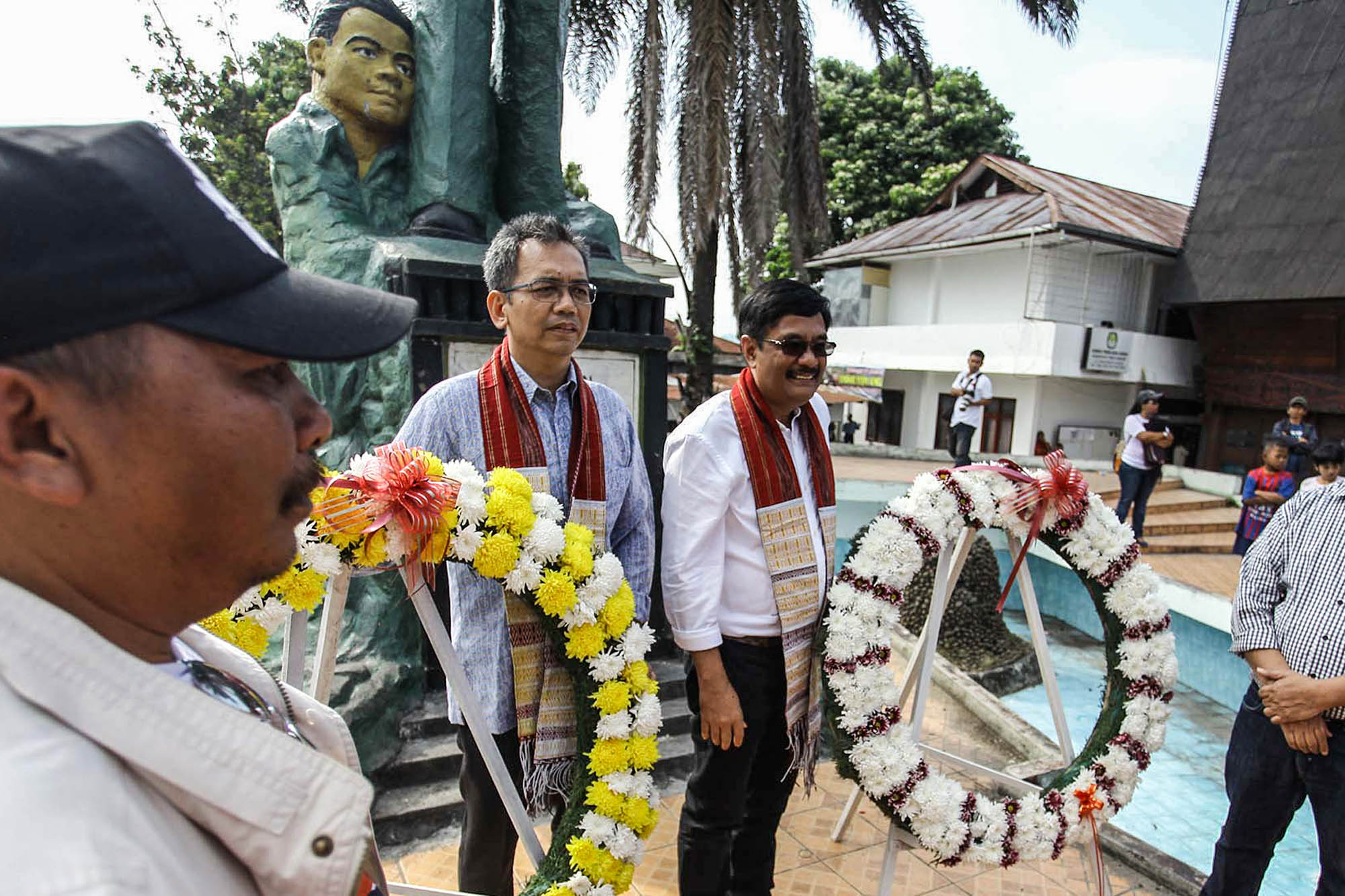 Jiarah ke Makam Sisingamangaraja XII, Sihar Ajak Warga Tanamkan Jiwa Kepahlawanan dan Semangat Membangun Bangsa Jiarah ke Makam Sisingamangaraja XII, Sihar Ajak Warga Tanamkan Jiwa Kepahlawanan dan Semangat Membangun Bangsa