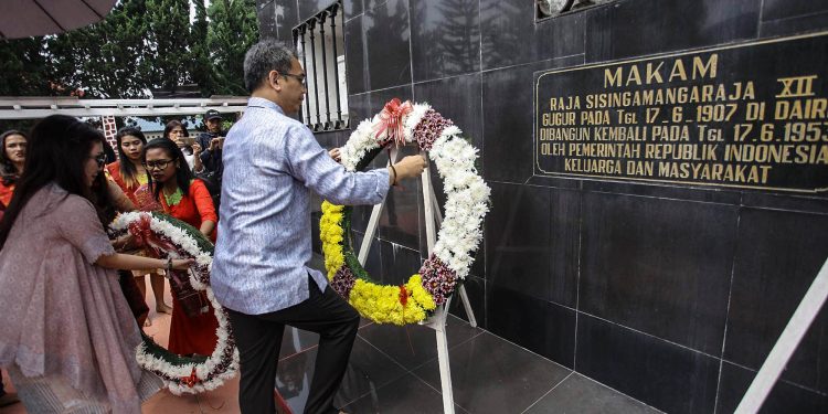 Jiarah ke Makam Sisingamangaraja XII, Sihar Ajak Warga Tanamkan Jiwa Kepahlawanan dan Semangat Membangun Bangsa Jiarah ke Makam Sisingamangaraja XII, Sihar Ajak Warga Tanamkan Jiwa Kepahlawanan dan Semangat Membangun Bangsa