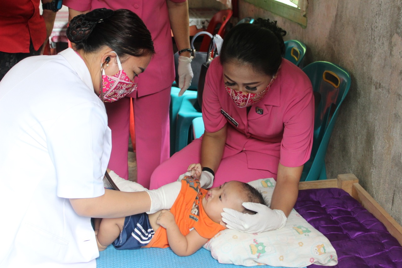 Mita Arke Furman Ambat, Ibu Bhayangkari ini Berbagi Kasih dengan Anak Kurang Beruntung di Nias Selatan