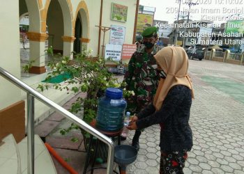Personel Jajaran Kodim 0208/Asahan Lakukan Sterilisasi Pada Warga Yang Ingin Memasuki Masjid Raya