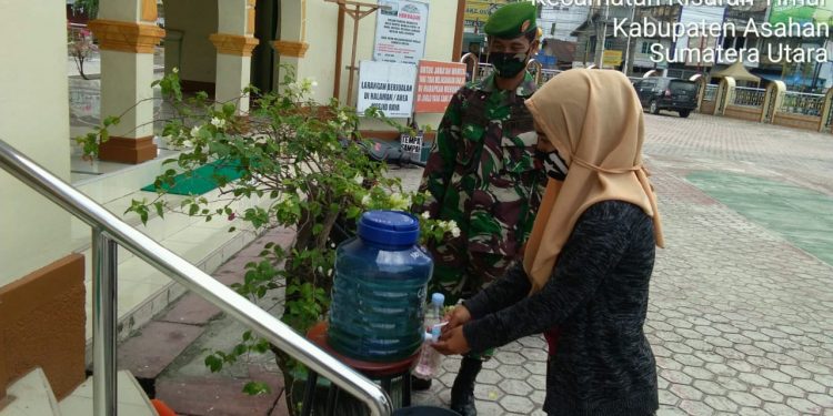 Personel Jajaran Kodim 0208/Asahan Lakukan Sterilisasi Pada Warga Yang Ingin Memasuki Masjid Raya Personel Jajaran Kodim 0208/Asahan Lakukan Sterilisasi Pada Warga Yang Ingin Memasuki Masjid Raya