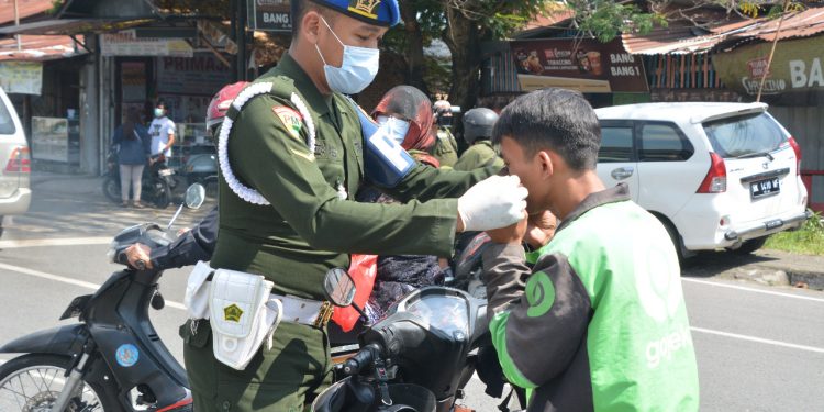 Pomdam I/BB Kerahkan Satu Regu Personel Gelar Operasi Pendisplinan Prokes dan Sosialisasi Masker