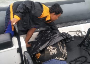 Di Sela Operasi SAR Pesawat SJ 182, Kopaska TNI AL Evakuasi 2 Nelayan Terapung di Perairan Untung Jawa