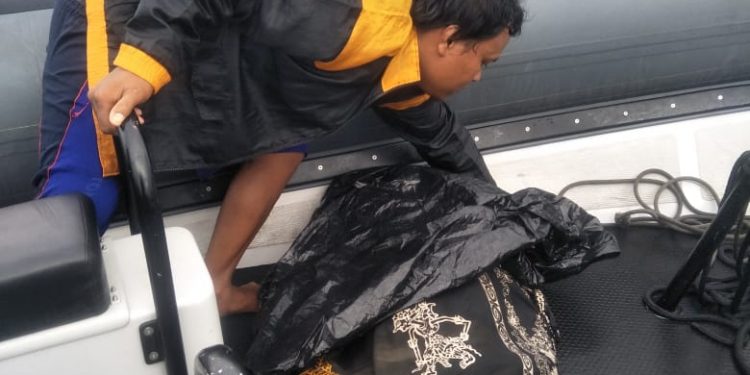 Di Sela Operasi SAR Pesawat SJ 182, Kopaska TNI AL Evakuasi 2 Nelayan Terapung di Perairan Untung Jawa