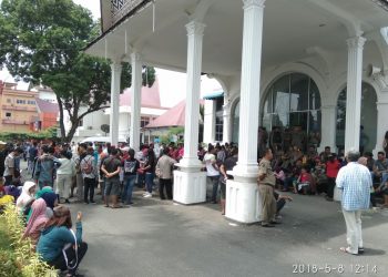 Demo Balimpel, dari Robohkan Pagar hingga Lempar Tomat Busuk ke Kantor Wali Kota