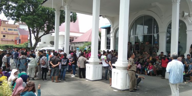 Demo Balimpel, dari Robohkan Pagar hingga Lempar Tomat Busuk ke Kantor Wali Kota Demo Balimpel, dari Robohkan Pagar hingga Lempar Tomat Busuk ke Kantor Wali Kota