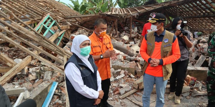 Kepala BNPB dan Gubernur Tinjau Lokasi Gempabumi Selatan Malang Kepala BNPB dan Gubernur Tinjau Lokasi Gempabumi Selatan Malang