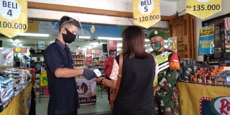Personel Jajaran Kodim 0207/Simalungun Aktif Laksanakan Sosialisasi Penegakan Disiplin Protokol Kesehatan di Suzuya