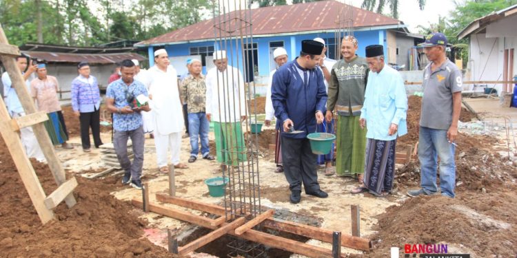 Hasim Sholat Jumat dan Peletakan Batu Pertama Pembangunan Masjid Nur Hidayah di Naga Dolok Hasim Sholat Jumat dan Peletakan Batu Pertama Pembangunan Masjid Nur Hidayah di Naga Dolok