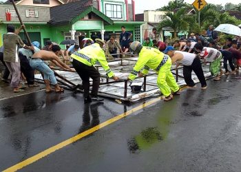 Angin Kencang saat Hujan Deras Tumbangkan Baliho di Jalan Lintas Sumatera