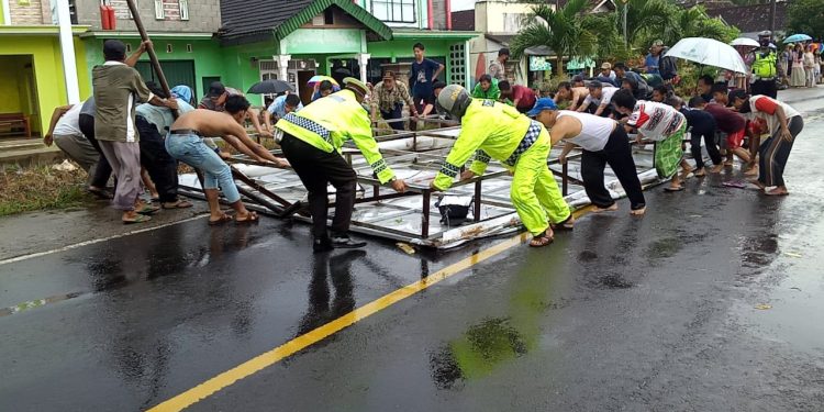 Angin Kencang saat Hujan Deras Tumbangkan Baliho di Jalan Lintas Sumatera Angin Kencang saat Hujan Deras Tumbangkan Baliho di Jalan Lintas Sumatera