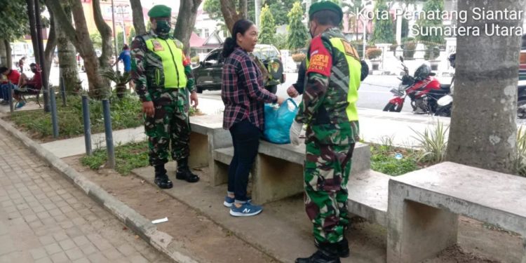 Gencar Penegakan Disiplin Protokol Kesehatan Di Taman Bunga Oleh Personel Jajaran Kodim 0207/Simalungun