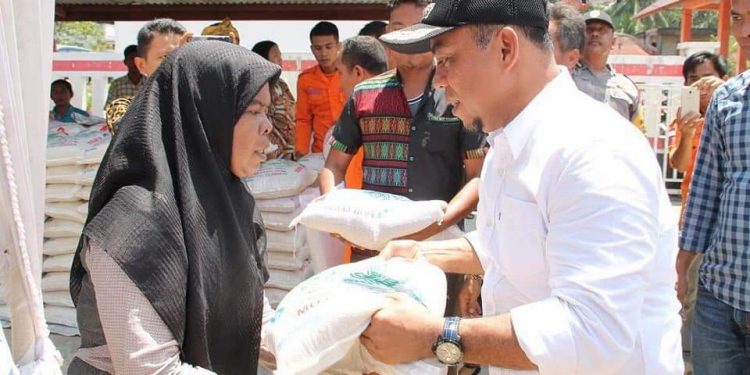 Melalui Pemkab Labuhanbatu, Pemprov-Su Bagi Sembako Melalui Pemkab Labuhanbatu, Pemprov-Su Bagi Sembako