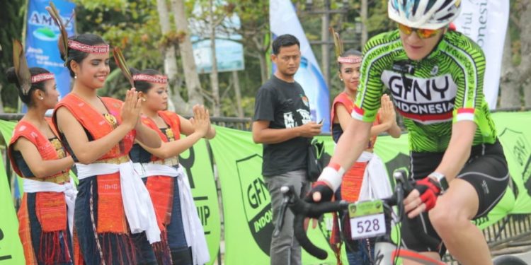 Ratusan Peserta GFNY dari 24 Negara Jelajahi Pesona Danau Toba Ratusan Peserta GFNY dari 24 Negara Jelajahi Pesona Danau Toba