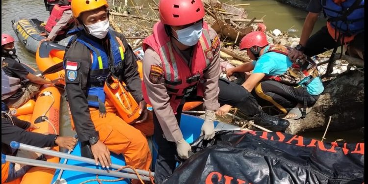 Aldi Ditemukan Tewas Setelah Hanyut di Sungai Deli saat Dikejar Polisi Aldi Ditemukan Tewas Setelah Hanyut di Sungai Deli saat Dikejar Polisi