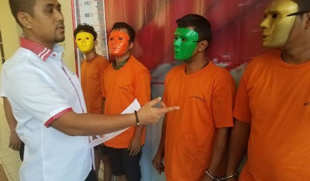 24 Mesin Judi Jackpot Berikut 4 Orang Tersangka Diamankan Polrestabes Medan 24 Mesin Judi Jackpot Berikut 4 Orang Tersangka Diamankan Polrestabes Medan