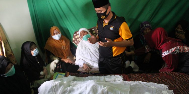 Penghormatan Terakhir, Kapolres Labuhanbatu Melayat Alm Aiptu Sujianto