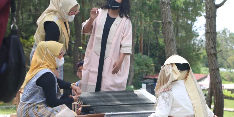 Ketua Dekranasda Sumut Yakini Tenun Ulos akan Semakin Dikenal Dunia Ketua Dekranasda Sumut Yakini Tenun Ulos akan Semakin Dikenal Dunia