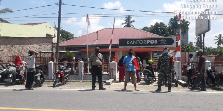 Jajaran Kodim 0208/Asahan Bersama Polsek Simpang Empat Bagikan Hasil Pencairan dana BST Kepada Warga Jajaran Kodim 0208/Asahan Bersama Polsek Simpang Empat Bagikan Hasil Pencairan dana BST Kepada Warga