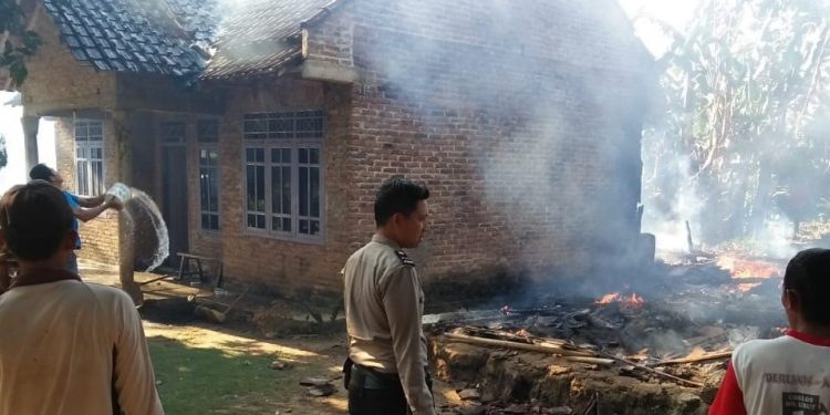 Korsleting Listrik di Dapur Acin Picu Kebakaran Tiga Rumah Korsleting Listrik di Dapur Acin Picu Kebakaran Tiga Rumah