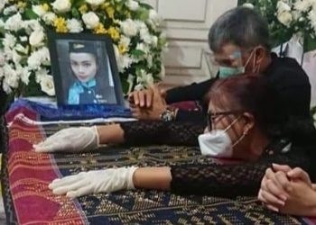 Jenazah Grislen Natalie Sinaga, Pramugari yang Meninggal dalam Kecelakaan Sriwijaya air SJ-182 Disambut Jerit Tangis di Rumah Duka
