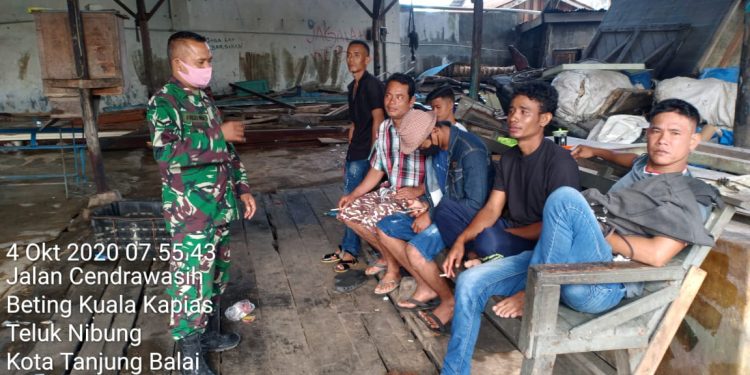 Personel Jajaran Kodim 0208/Asahan Jadikan Komsos Sebagai Sarana Untuk Tularkan Protokol Kesehatan Personel Jajaran Kodim 0208/Asahan Jadikan Komsos Sebagai Sarana Untuk Tularkan Protokol Kesehatan