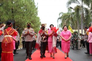 Irjen Pol Panca Putra Simanjuntak Disambut Tarian dan Penyematan Ulos Batak Di Mapolda Sumut