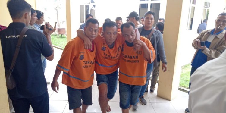 Penadah dan Pelaku Pencurian 5,5 Ton Getah Karet Ditangkap Polres Simalungun Penadah dan Pelaku Pencurian 5,5 Ton Getah Karet Ditangkap Polres Simalungun