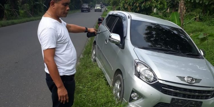 Agya Silver Tanpa Plat Ditemukan di Tepi Jalan Asahan