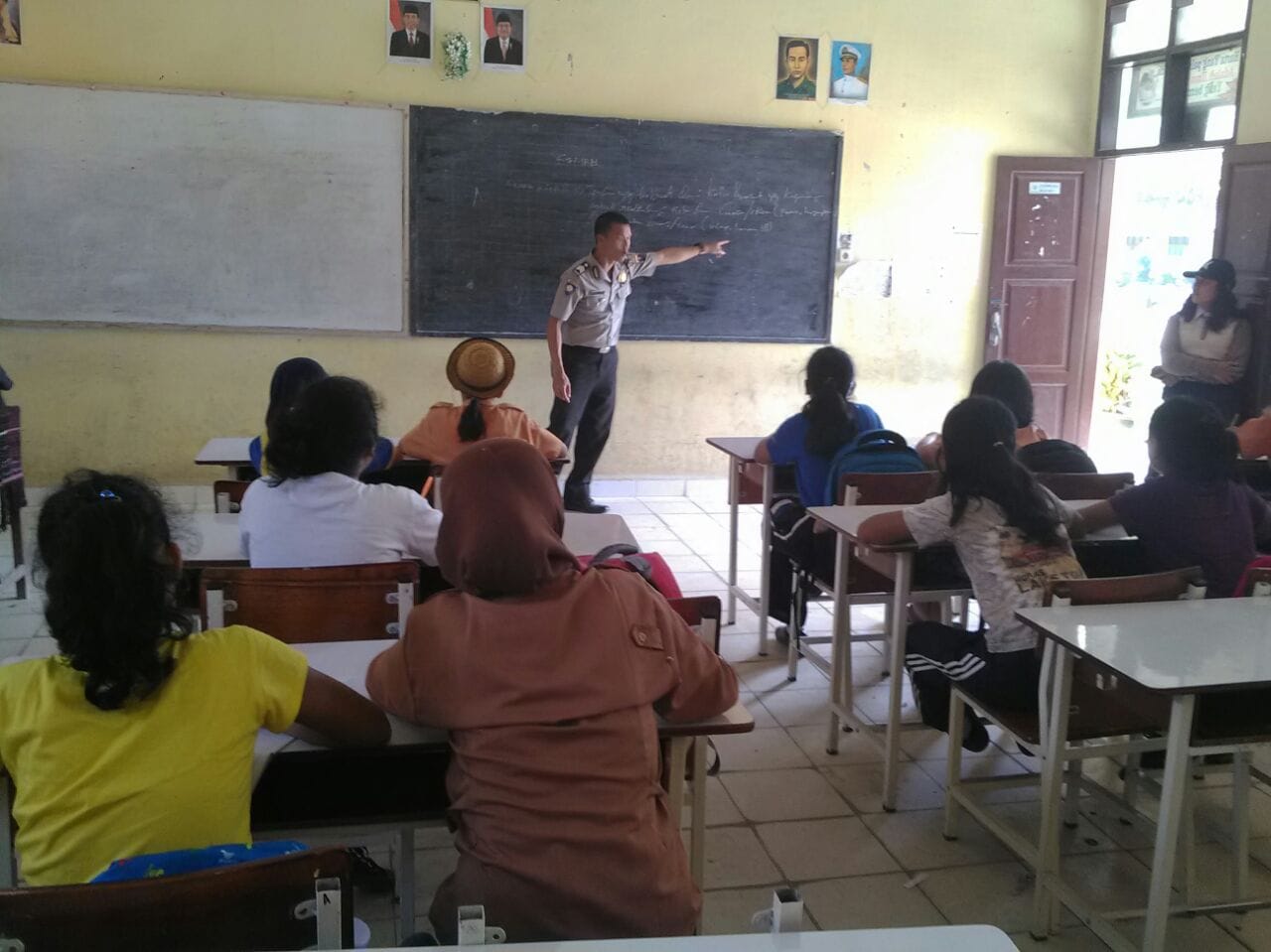 Polisi Mengajar di SMPN 3 Sidikalang Polisi Mengajar di SMPN 3 Sidikalang