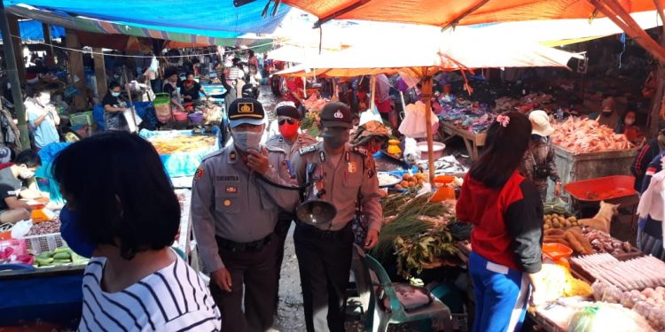 Polsek Sidikalang Kota Sosialisasi Adaptasi Kebiasaan Baru di Pusat Pasar
