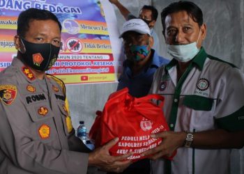 AKBP Robin Simatupang Bagikan Paket Sembako Kepada Aliansi Buruh