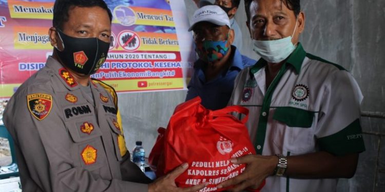 AKBP Robin Simatupang Bagikan Paket Sembako Kepada Aliansi Buruh AKBP Robin Simatupang Bagikan Paket Sembako Kepada Aliansi Buruh