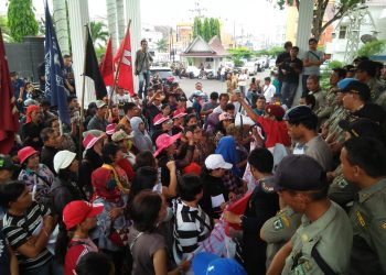 Aksi Unjuk Rasa Pedagang di Depan Kantor Walikota Diwarnai Bentrok