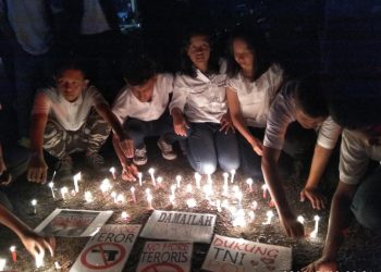 Hujan Tak Halangan Aksi Seribu Lilin di Parapat, Danau Toba