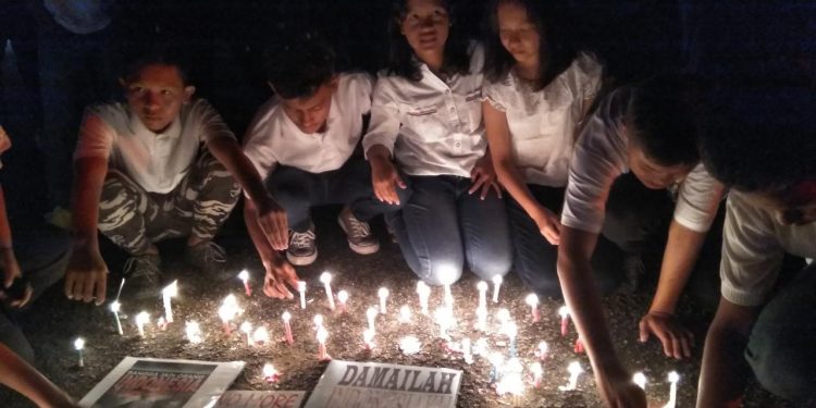 Hujan Tak Halangan Aksi Seribu Lilin di Parapat, Danau Toba Hujan Tak Halangan Aksi Seribu Lilin di Parapat, Danau Toba