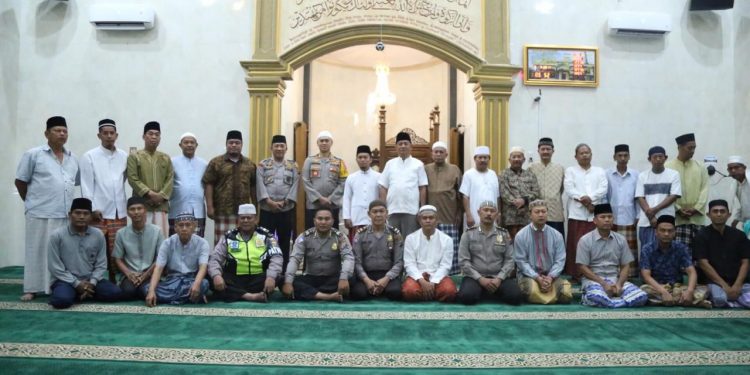 Kapolrestabes Medan Sholat Subuh Berjamaah Di Masjid Al Badar