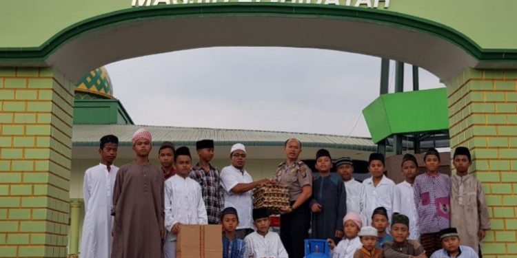 Polsek Kutalimbaru Giat Jumat Barokah Pesantren Al Hidayah Polsek Kutalimbaru Giat Jumat Barokah Pesantren Al Hidayah