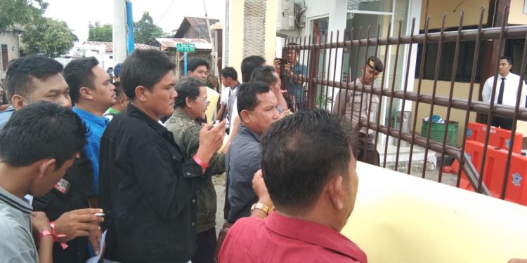 Aliansi Wartawan dan LSM Gelar Aksi Damai Ke Mapolres Samosir