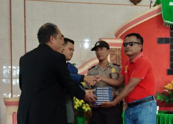 Polsek Raya Kahean Bagikan Alkitab ke Gereja HKBP dan GKPS