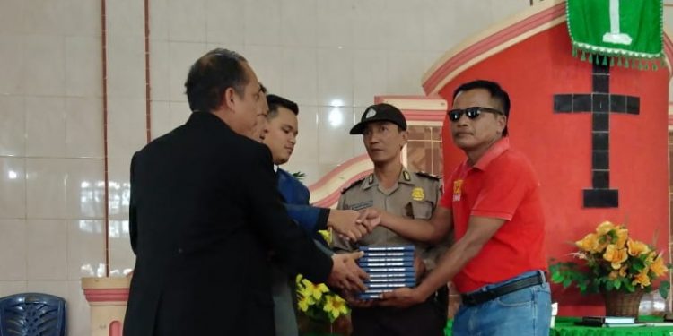 Polsek Raya Kahean Bagikan Alkitab ke Gereja HKBP dan GKPS