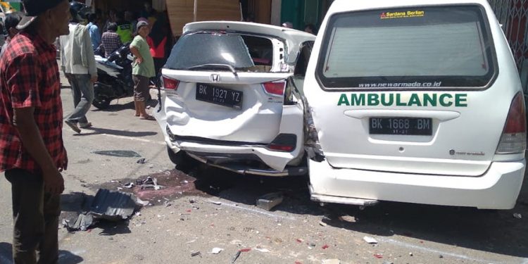 Supir Mengantuk Tabrak Ambulance dan 5 Sepedamotor di Rantauprapat