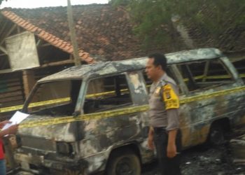 Ambulance Dinas Kesehatan Terbakar di Rumah Pegawai Honor