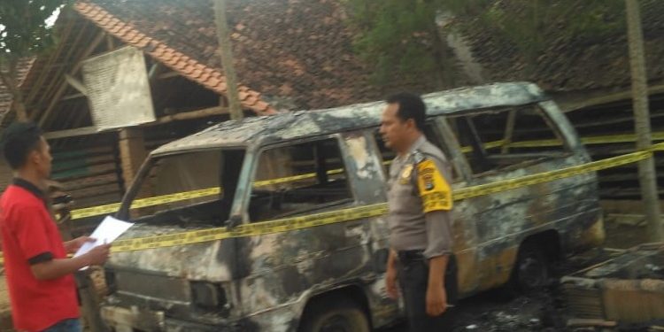 Ambulance Dinas Kesehatan Terbakar di Rumah Pegawai Honor Ambulance Dinas Kesehatan Terbakar di Rumah Pegawai Honor