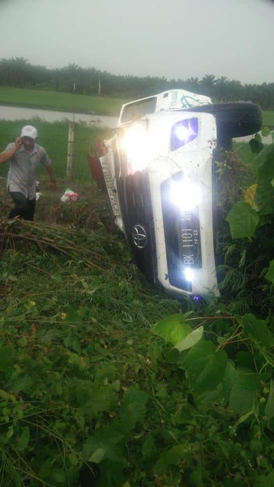Bawa Pasien dari Siantar, Ambulance RS Vita Insani Terbalik. drg Erita Manurung dan Tionggung Sirait Luka-luka