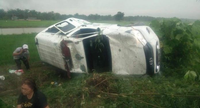 Bawa Pasien dari Siantar, Ambulance RS Vita Insani Terbalik. drg Erita Manurung dan Tionggung Sirait Luka-luka