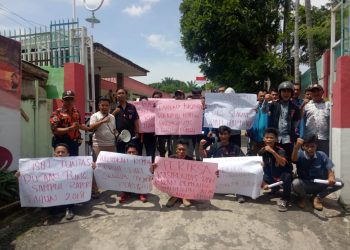 Aksi Unjuk Rasa AMPERA Tuntut Copot Kakan Kemenag Simalungun dan Kasipendis