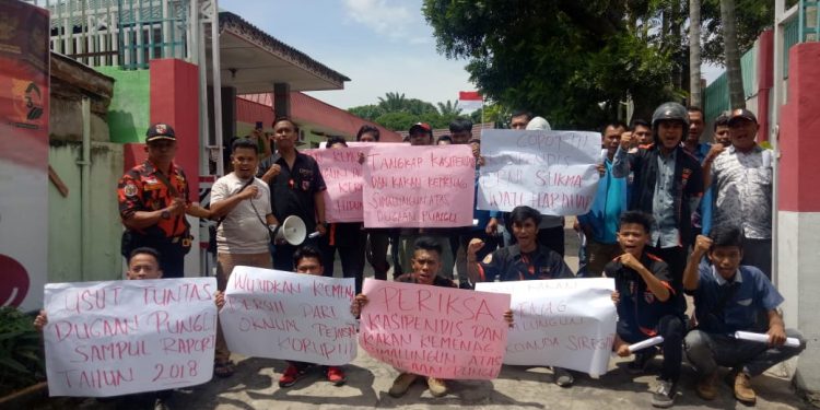 Aksi Unjuk Rasa AMPERA Tuntut Copot Kakan Kemenag Simalungun dan Kasipendis Aksi Unjuk Rasa AMPERA Tuntut Copot Kakan Kemenag Simalungun dan Kasipendis